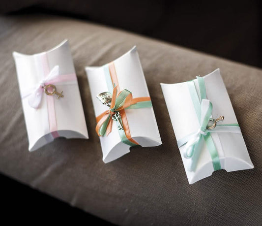 Exemples de décoration avec rubans et breloques de la boîte en carton de mariage et baptême blanche nacrée