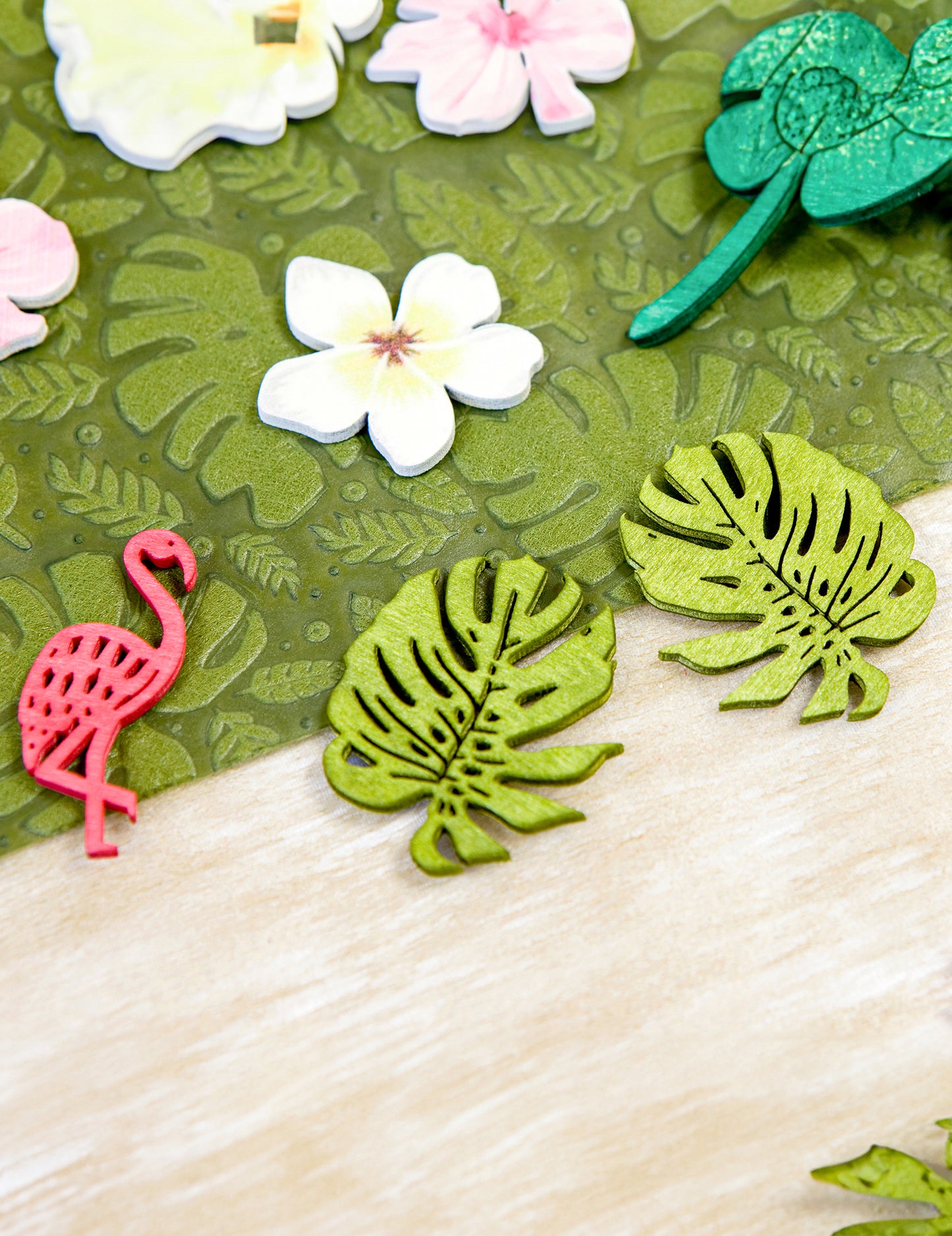 10 lesenih konfetov tropskih listov 4 cm