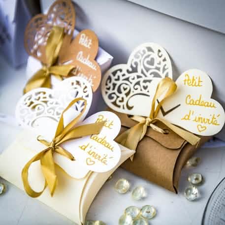 Détail des étiquettes coeur des boites pour dragées blanches avec ruban satin or