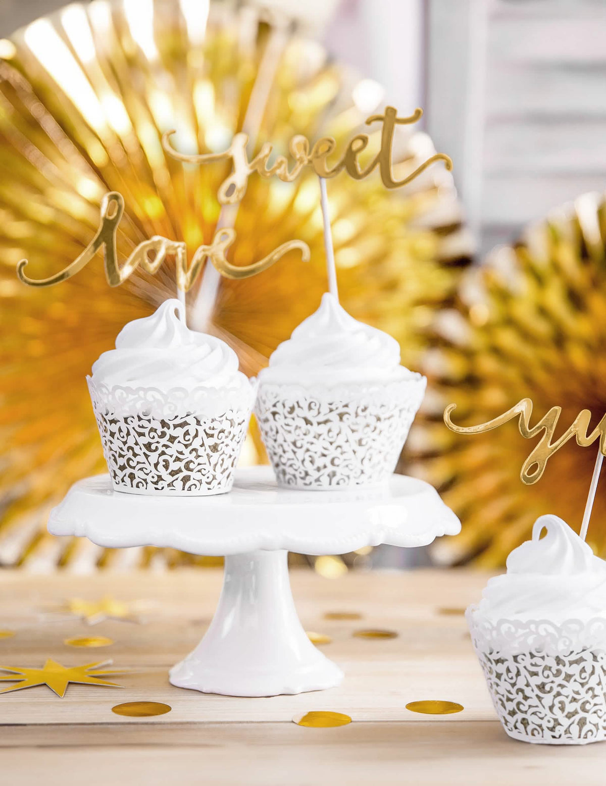 Predstavitev na stojalu obrob za cupcake iz čipke za poroko