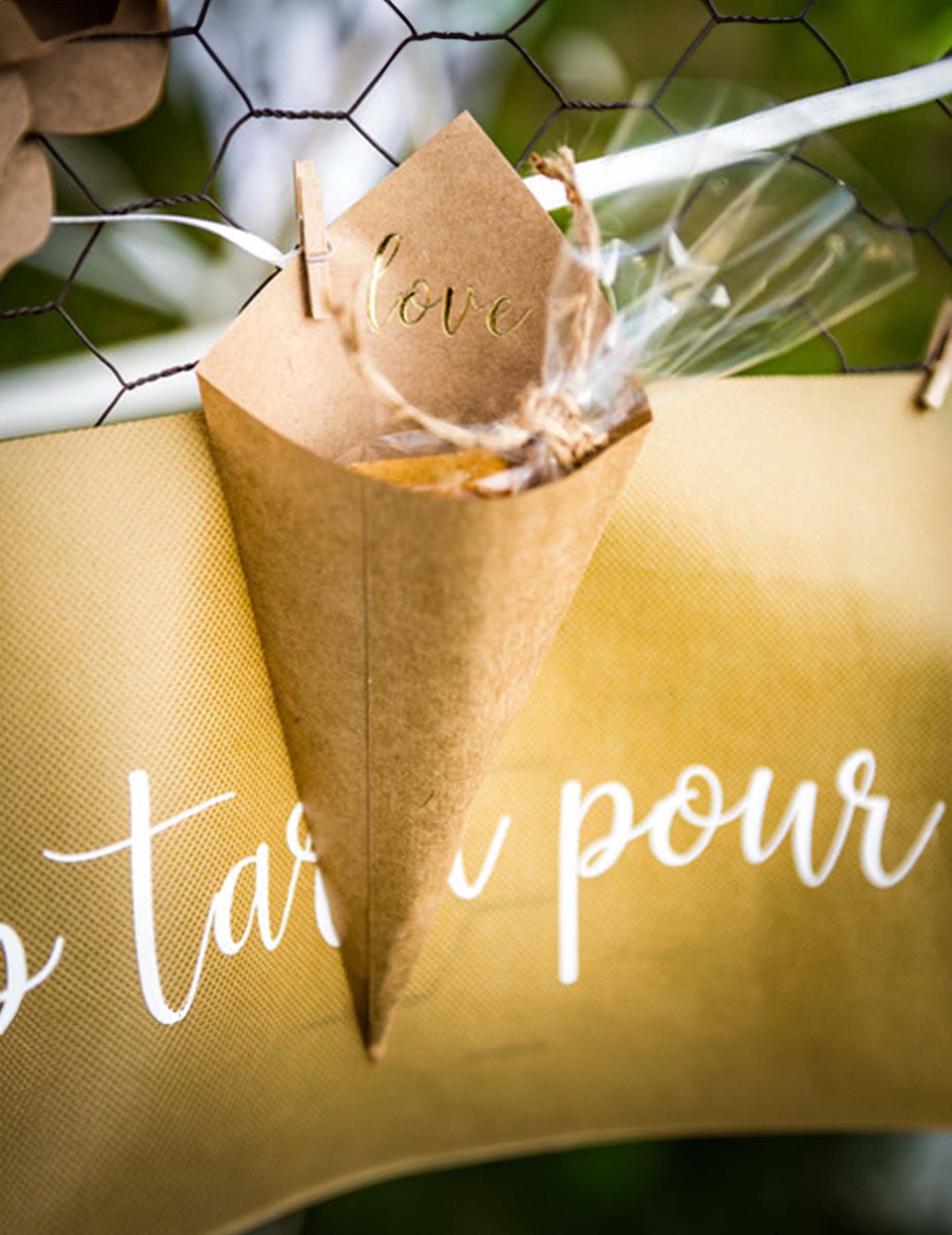 10 stožcev iz kraft papirja z reliefnim zlatim napisom, dizajn "love", 20 x 11 cm za poroko