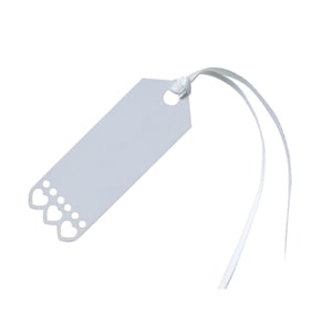 10 belih srčastih etiket z satenastim trakom 7 x 2 cm za poroko