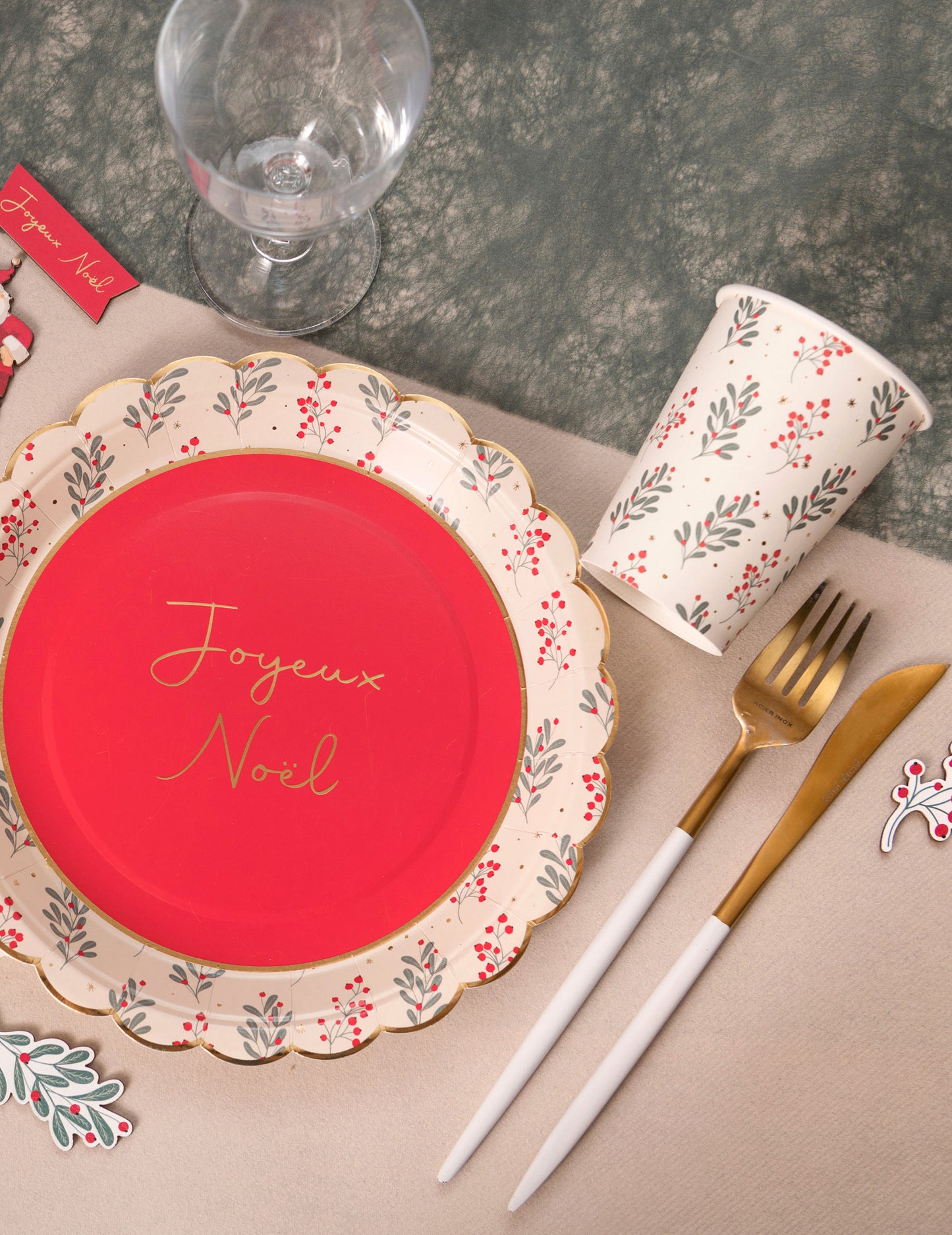 10 kartonskih kozarčkov s prostornino 27 cl z božično tematiko