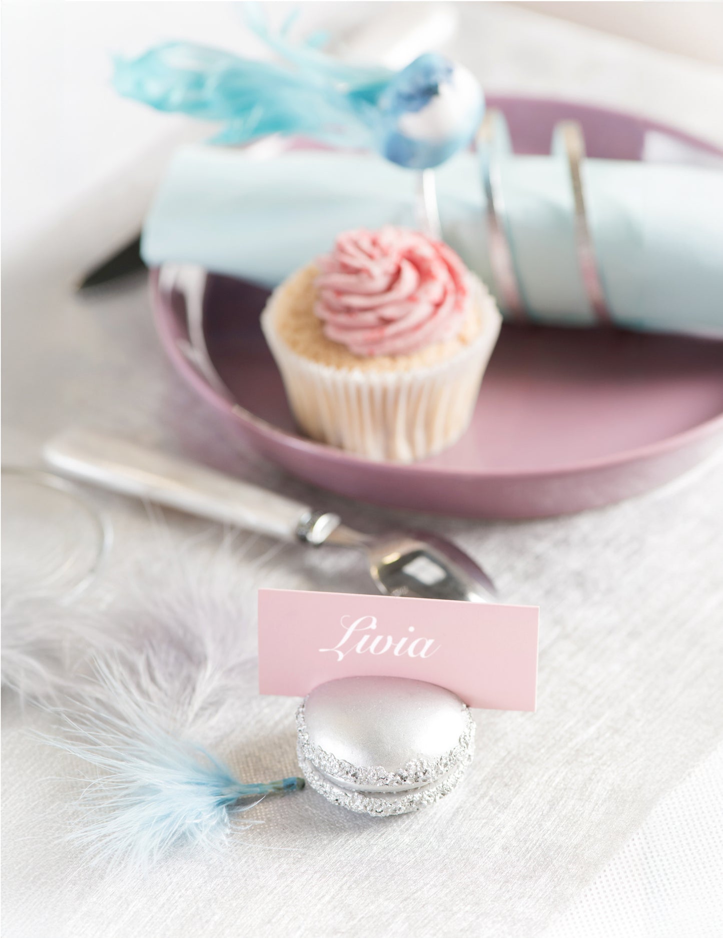 10 pravokotnih kartonskih označevalcev za sedeže v svetlo roza barvi