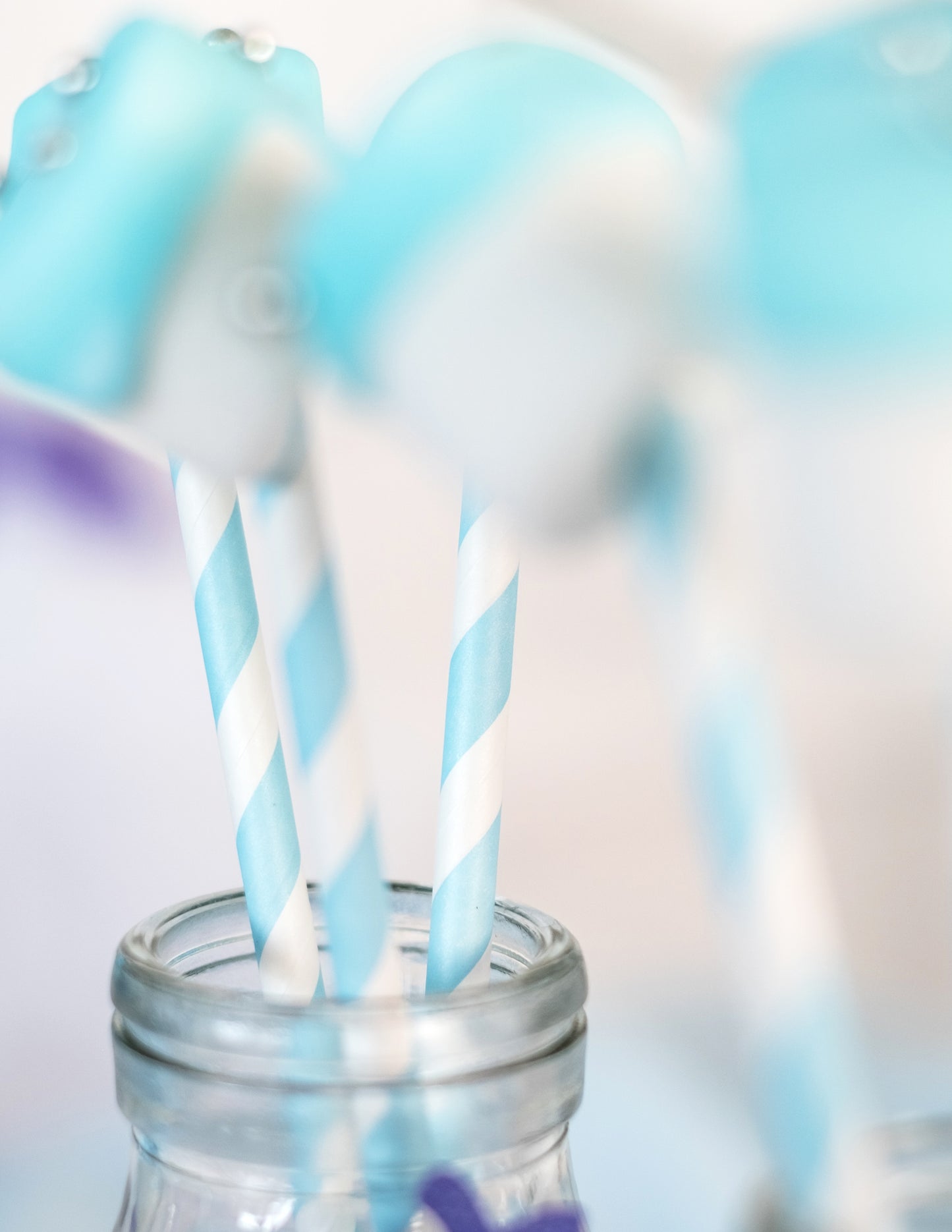 10 pastelno modre črtaste kartonske slamice 19,5 cm