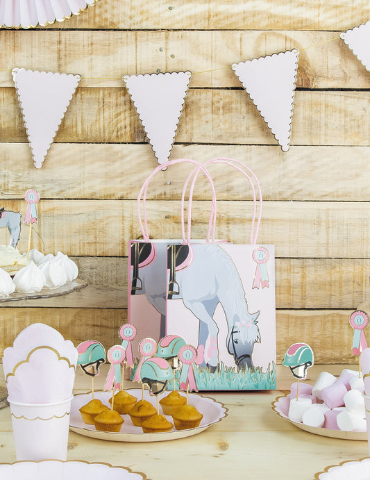 Mise en situation sur une table de fête des pics à cocktail cheval équitation