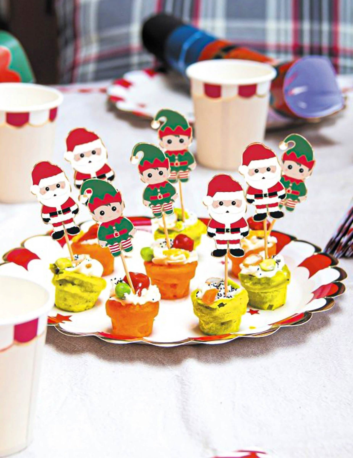 Prikaz na prazničnem bifeju z lesenimi nabodali Sweety Xmas božiček in škrat