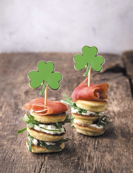 Mise en situation sur des amuse-bouches des pics en bois trèfle Saint Patrick