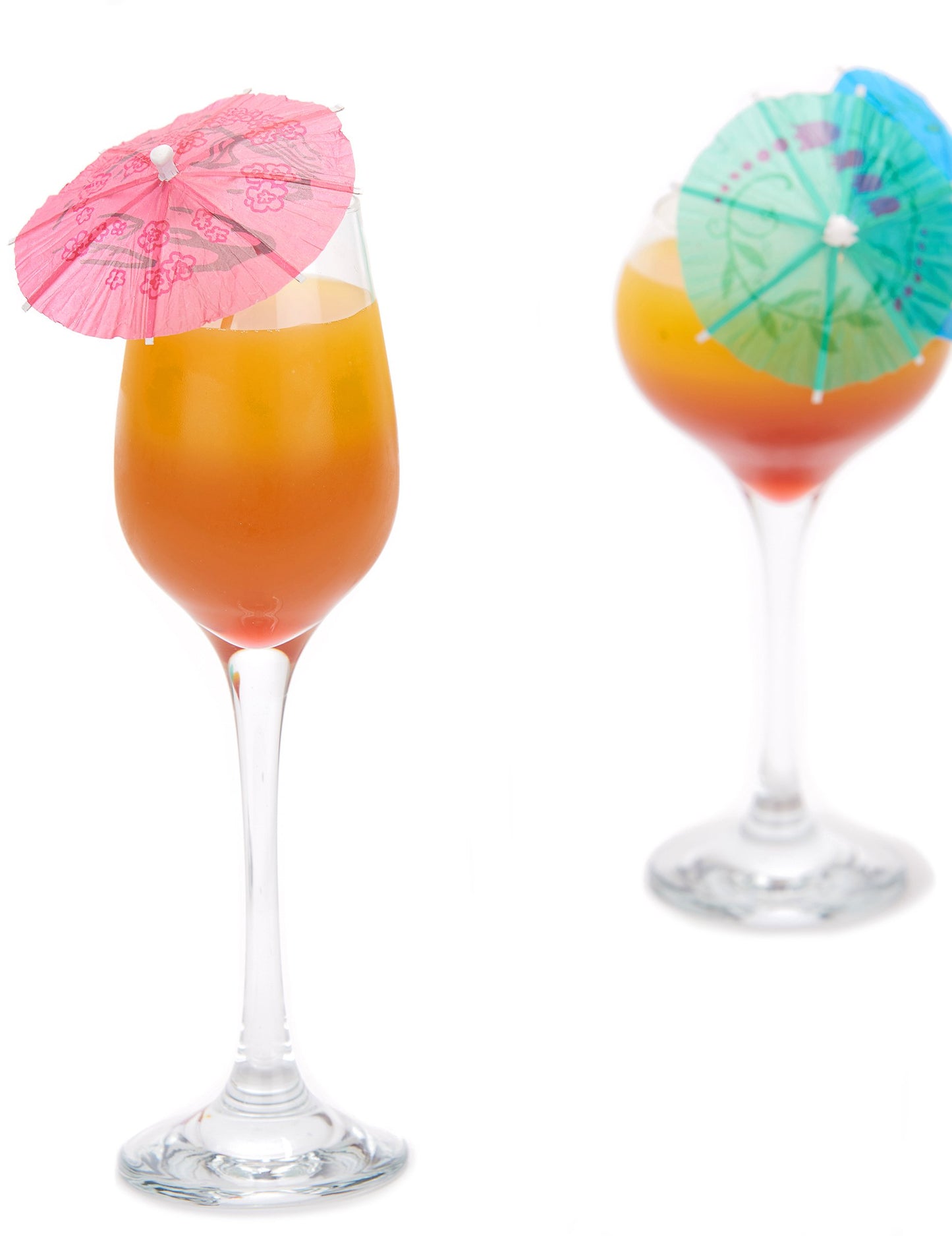 Prikaz na kozarcih lesenih palčk z dežniki za dekoracijo koktejlov