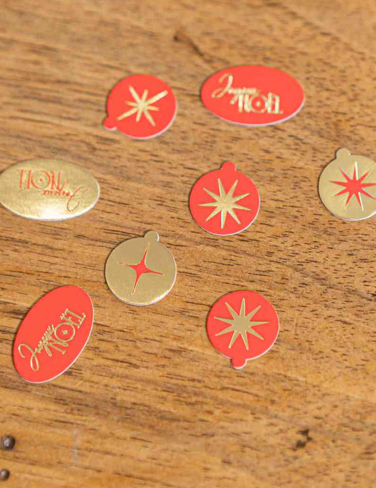 100 confettis Joyeux Noël L'Intemporel rouge et or de 1 à 2 cm