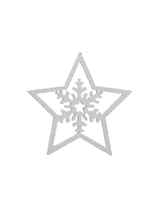 Gros plan sur le motif flocon des petites décorations étoiles pour fête blanches en bois et flocons