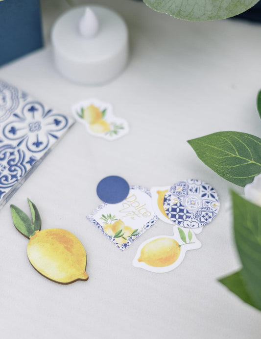 Confettis en bois Citrons pour décoration jaune et bleu à motifs méditerranéens