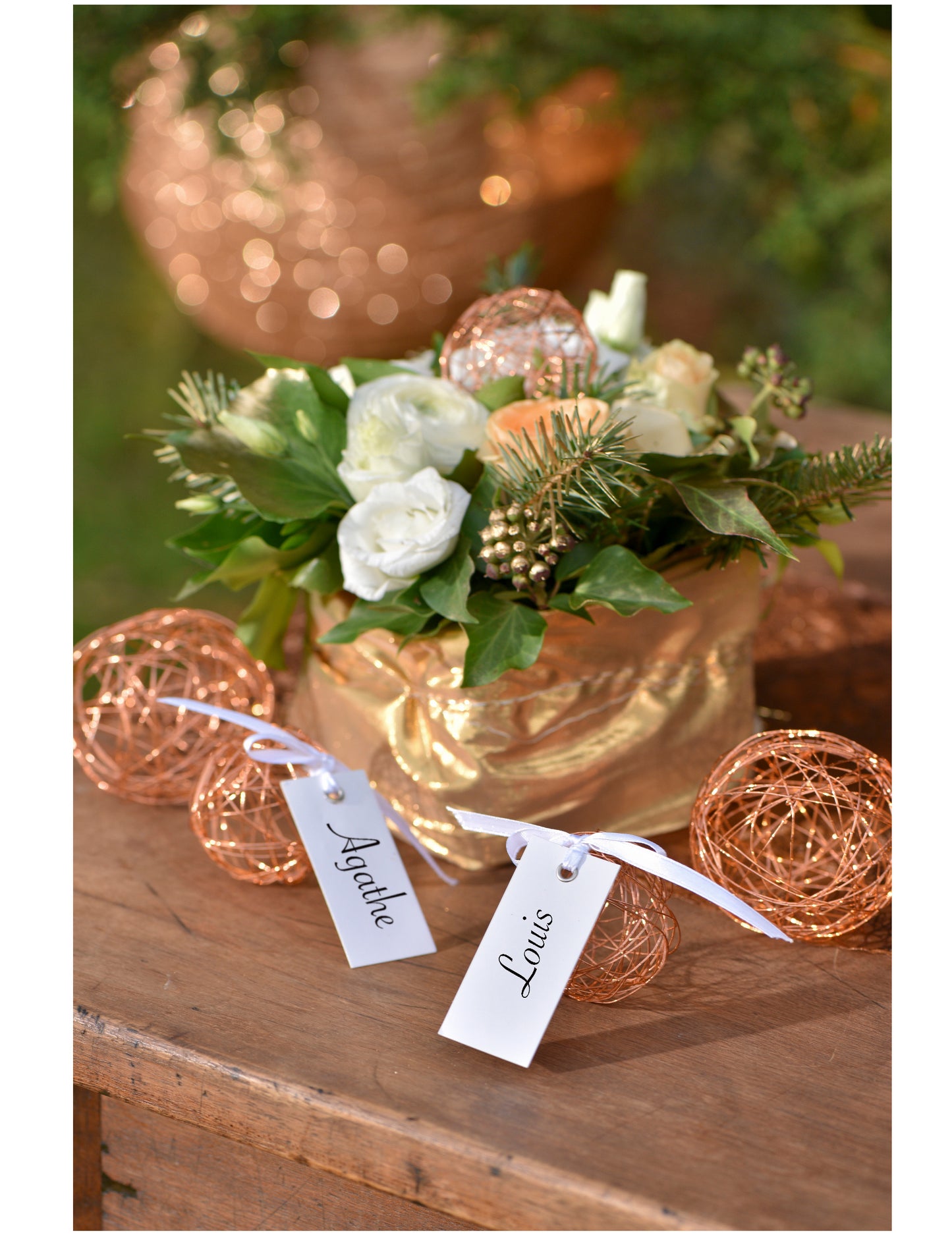 Mise en situation du marque-places rectangle étiquettes cartonnées blanc avec ruban