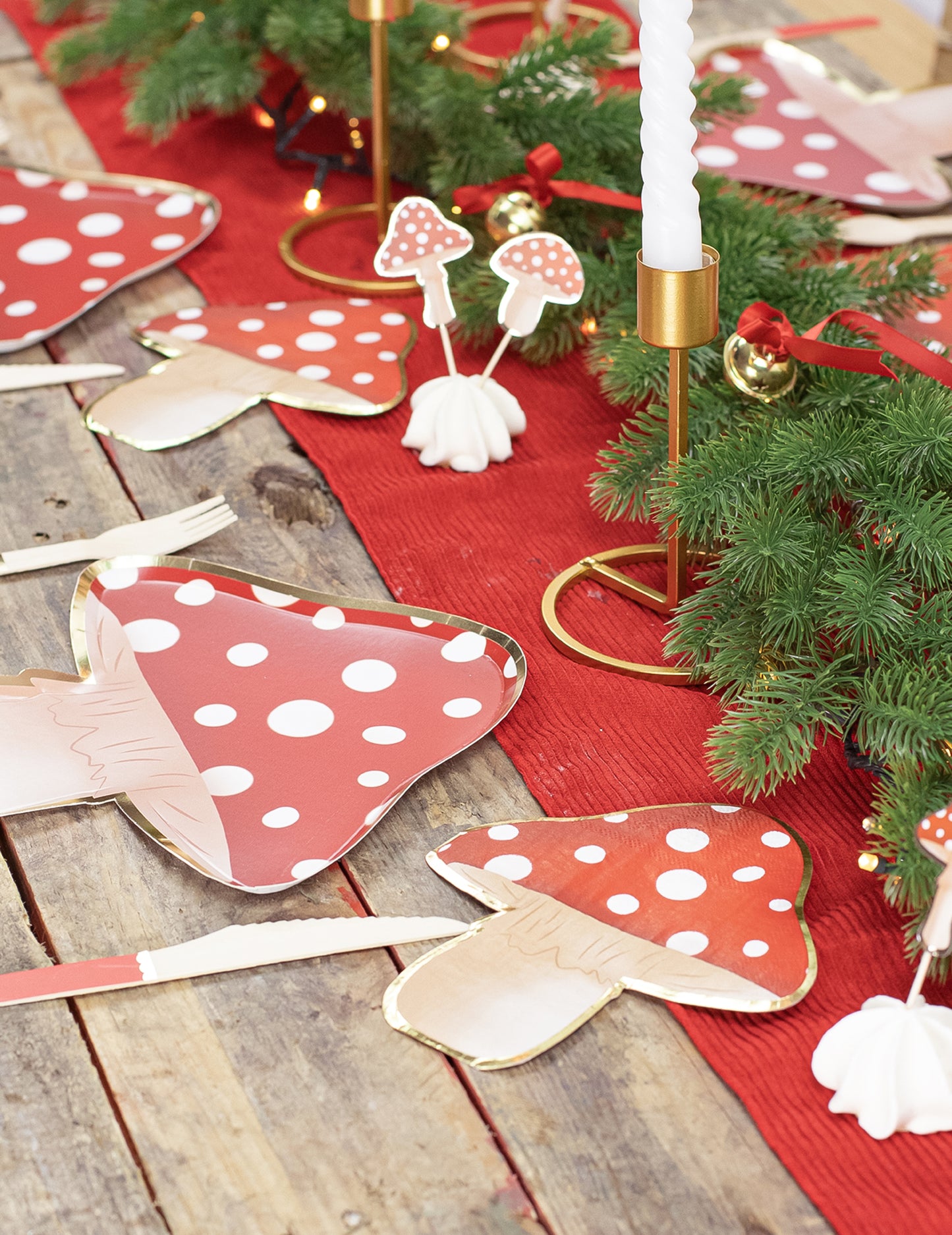 16 rdeče-belih papirnatih prtičkov v obliki gobe velikosti 29 x 32 cm