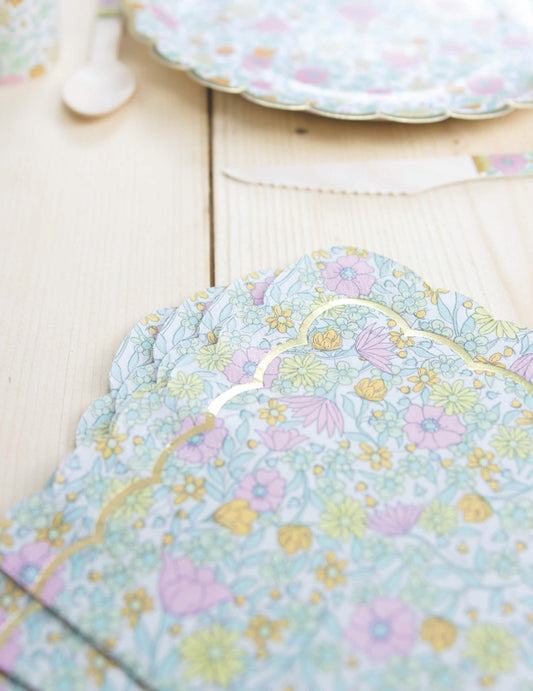 Gros plan sur le motif des serviettes festonnées en papier shabby à fleurs