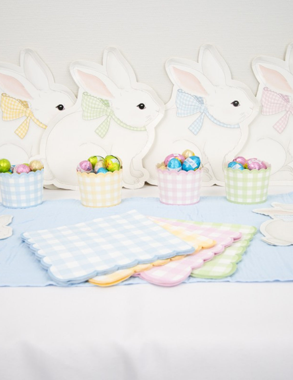 Vue d'ensemble de la décoration de table des serviettes festonnées Vichy Pastel