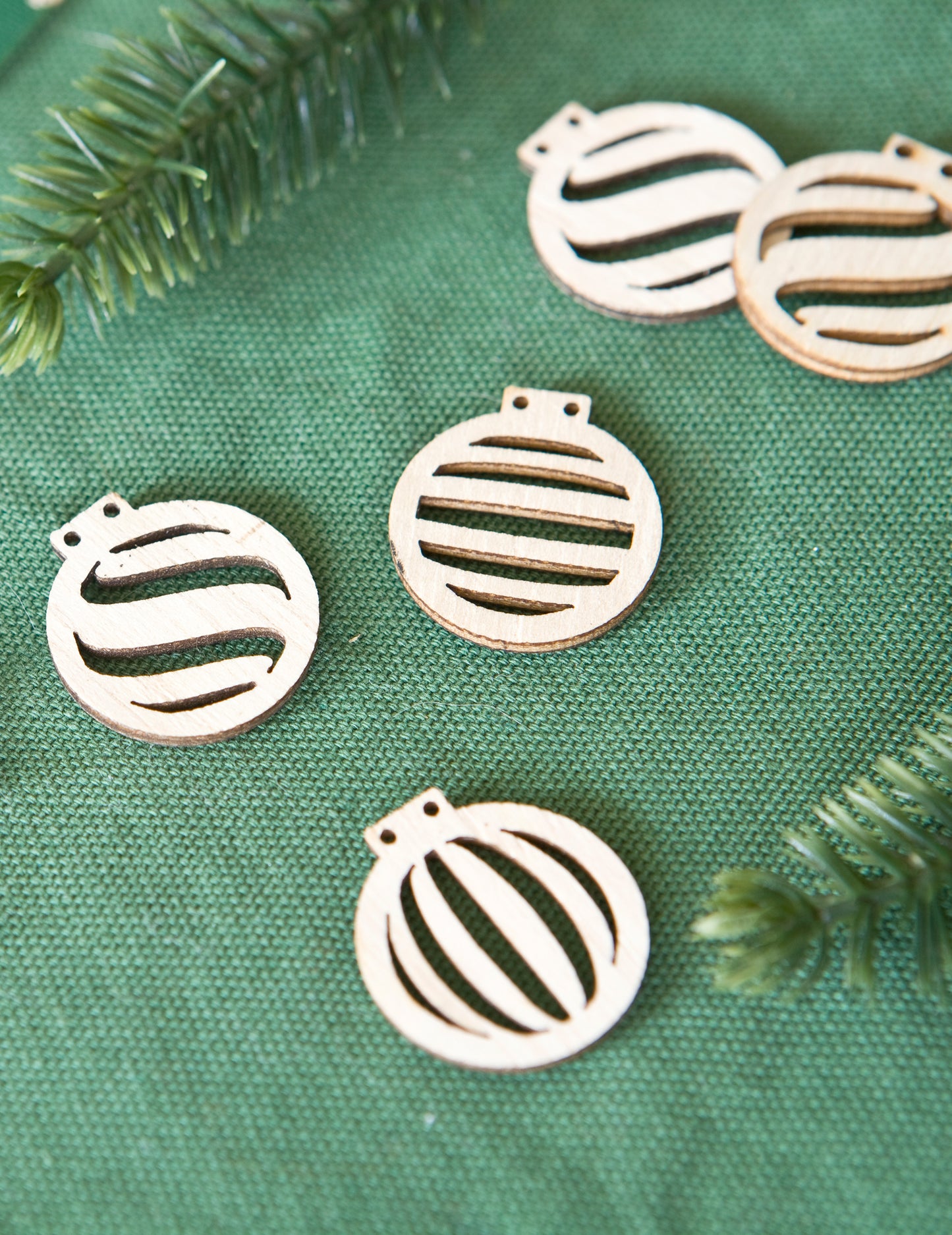 18 lesenih konfetov za izrez božičnih kroglic 2,5 x 2,3 cm za okrasitev mize