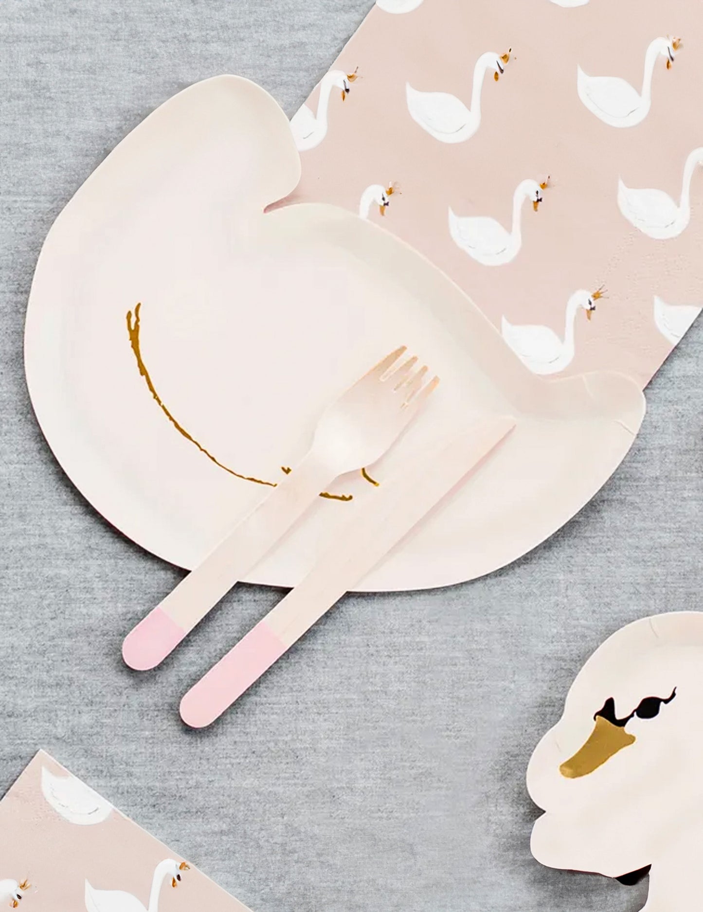 18 bledo roza lesena jedilna pribor 16 cm