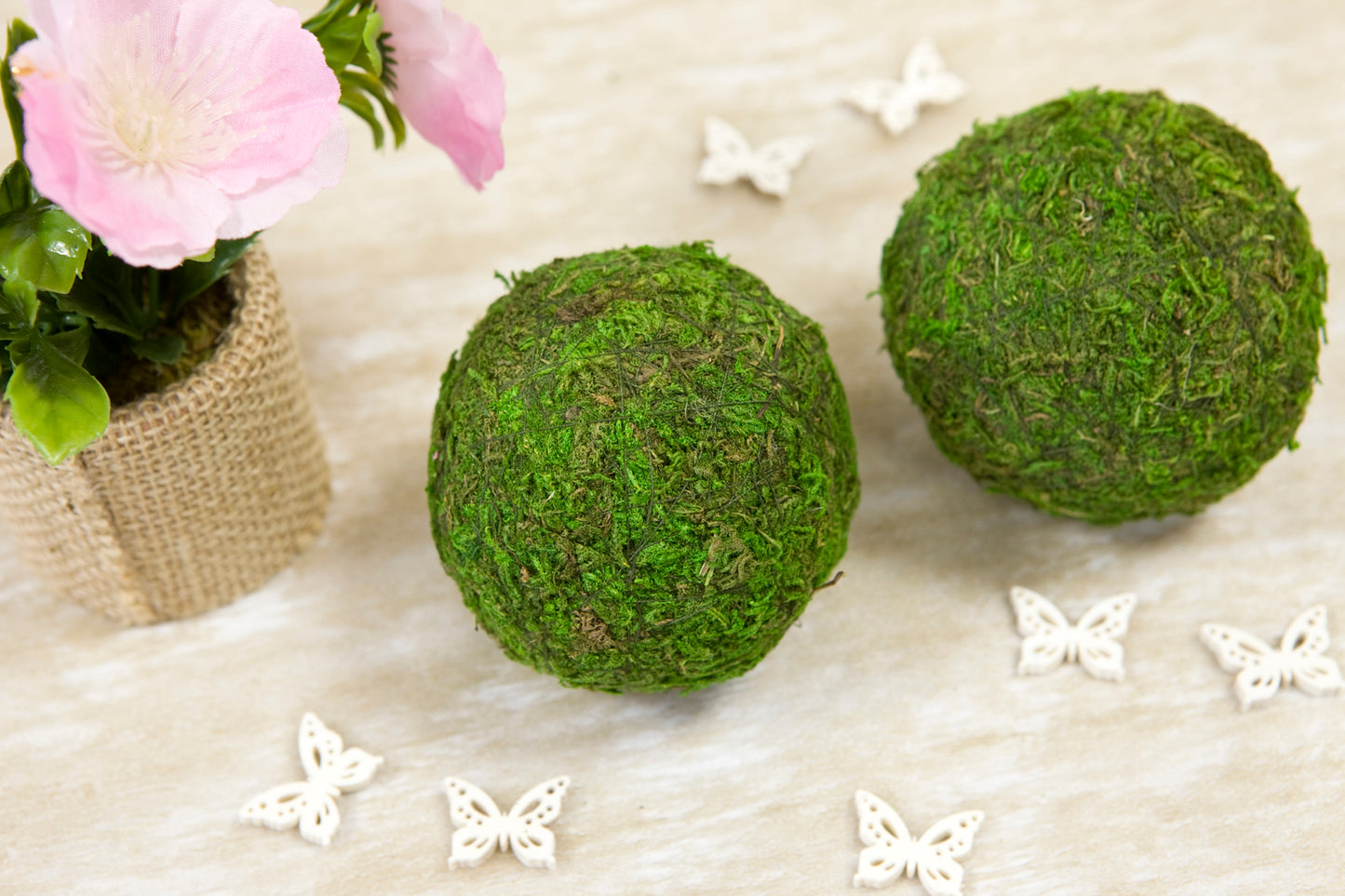 Mise en scène des boules de mousse naturelle déco table pour fête