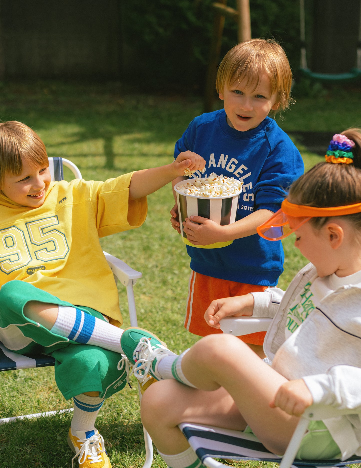 2 črno-beli črtasti kartonski posodici za prigrizke 14 cm