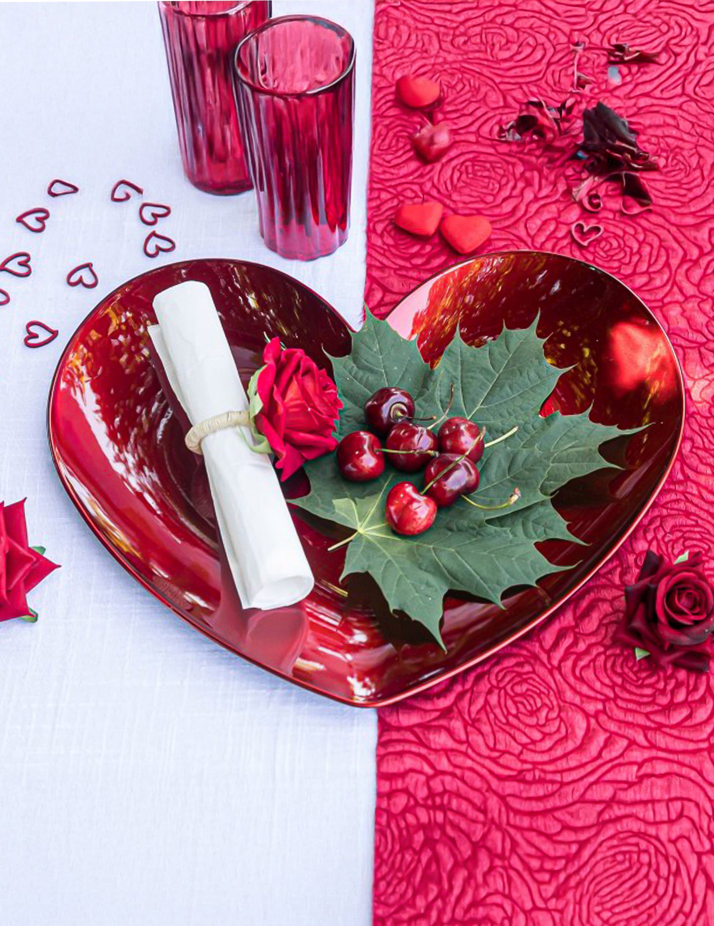 2 roza in rdeča obroča za prtičke 6 x 8 cm