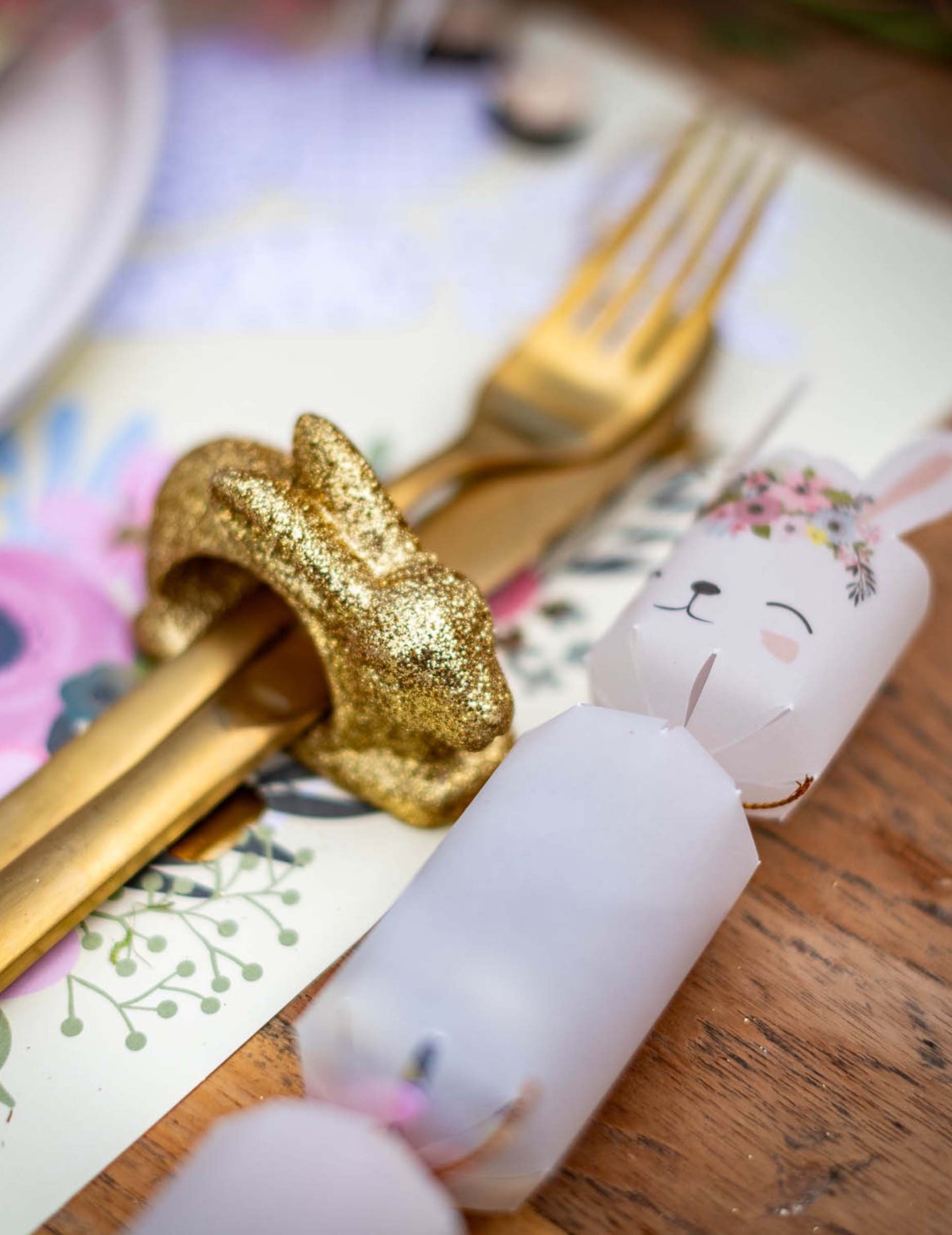 2 zlata bleščeča obročka za prtičke z zajčkom 4,5 x 8 cm za veliko noč