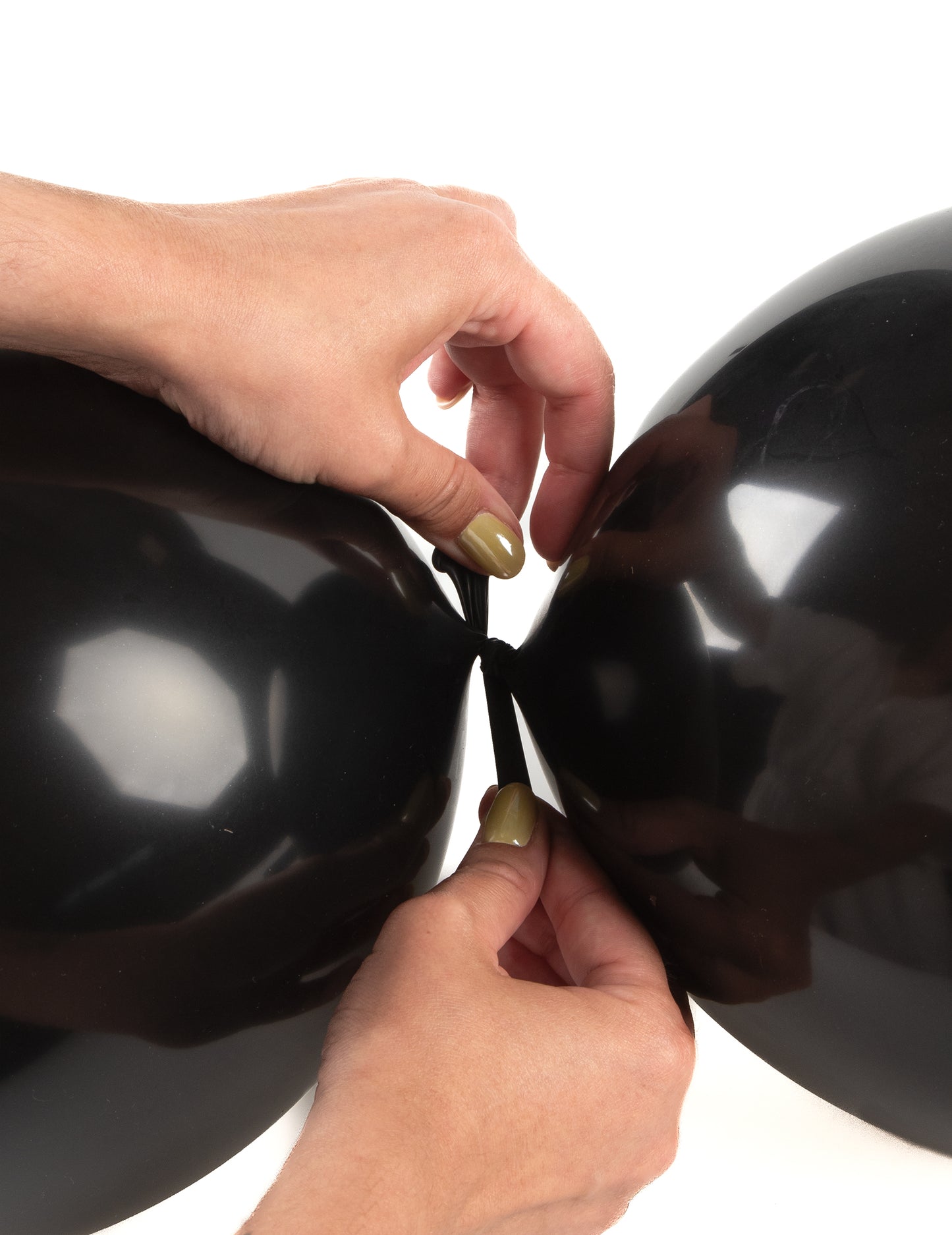 20 črnih balonov za povezovanje 28 cm