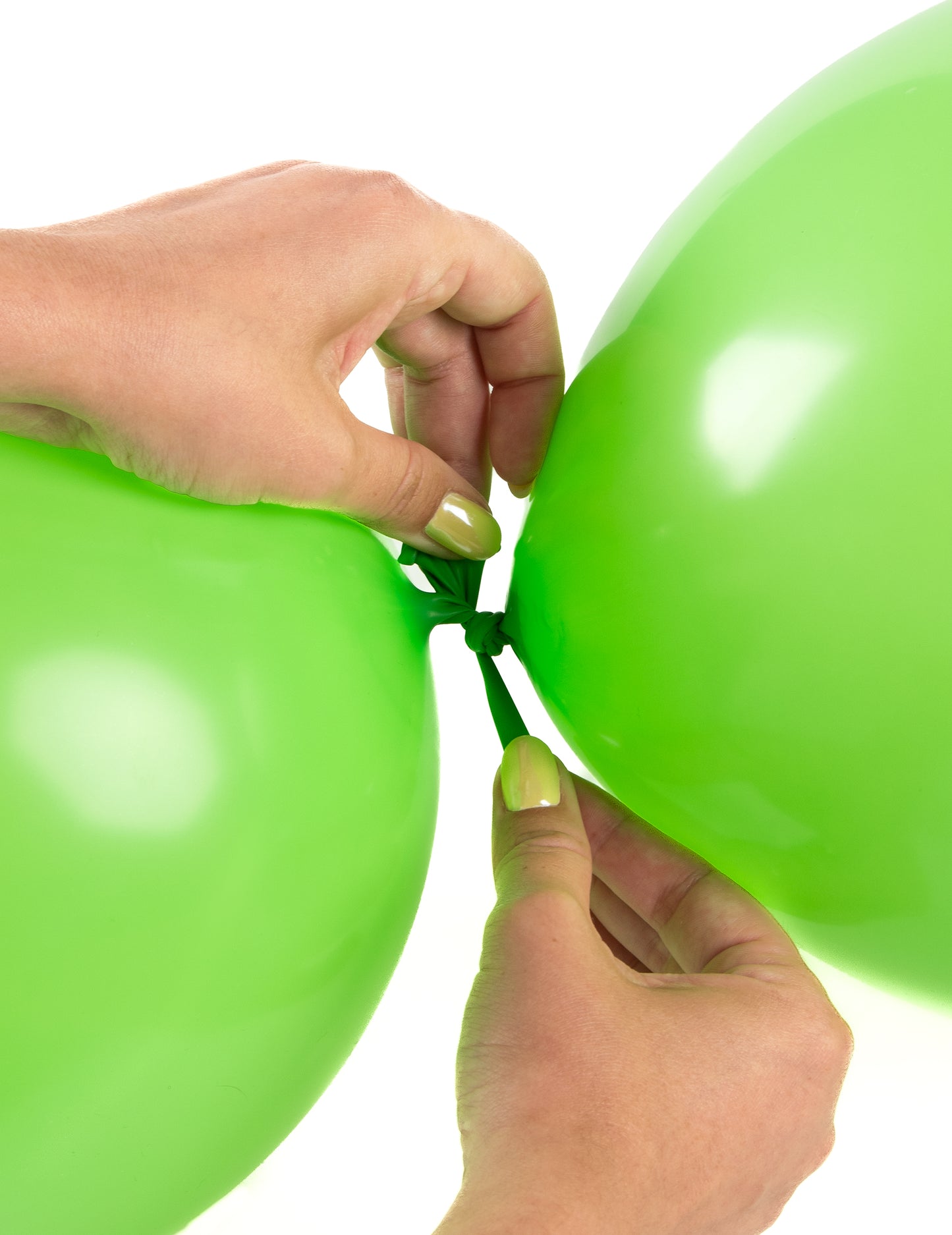 20 svetlo zelenih balonov za povezovanje 28 cm