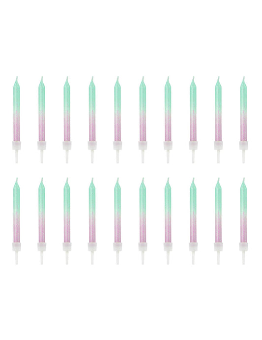 Vue de l'ensemble des 20 pièces des bougies d'anniversaire iridescentes