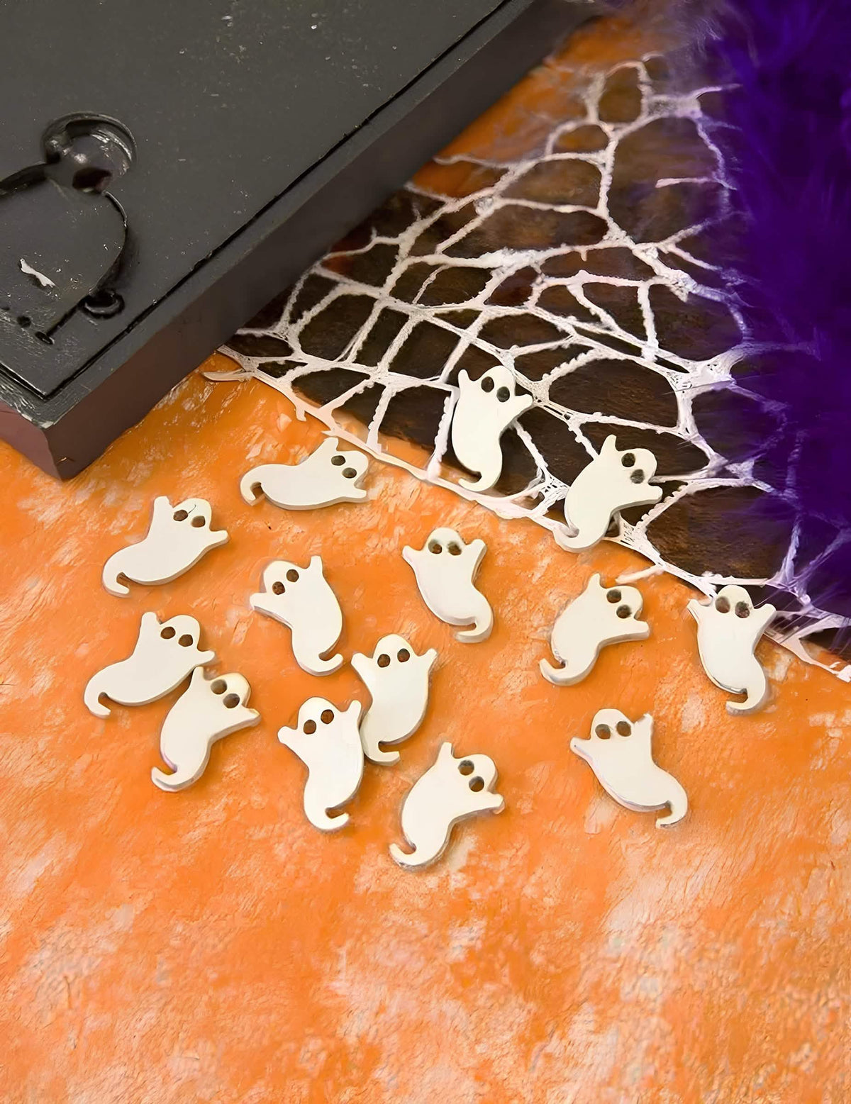 Prikaz konfetov za mizo v obliki duha za halloween