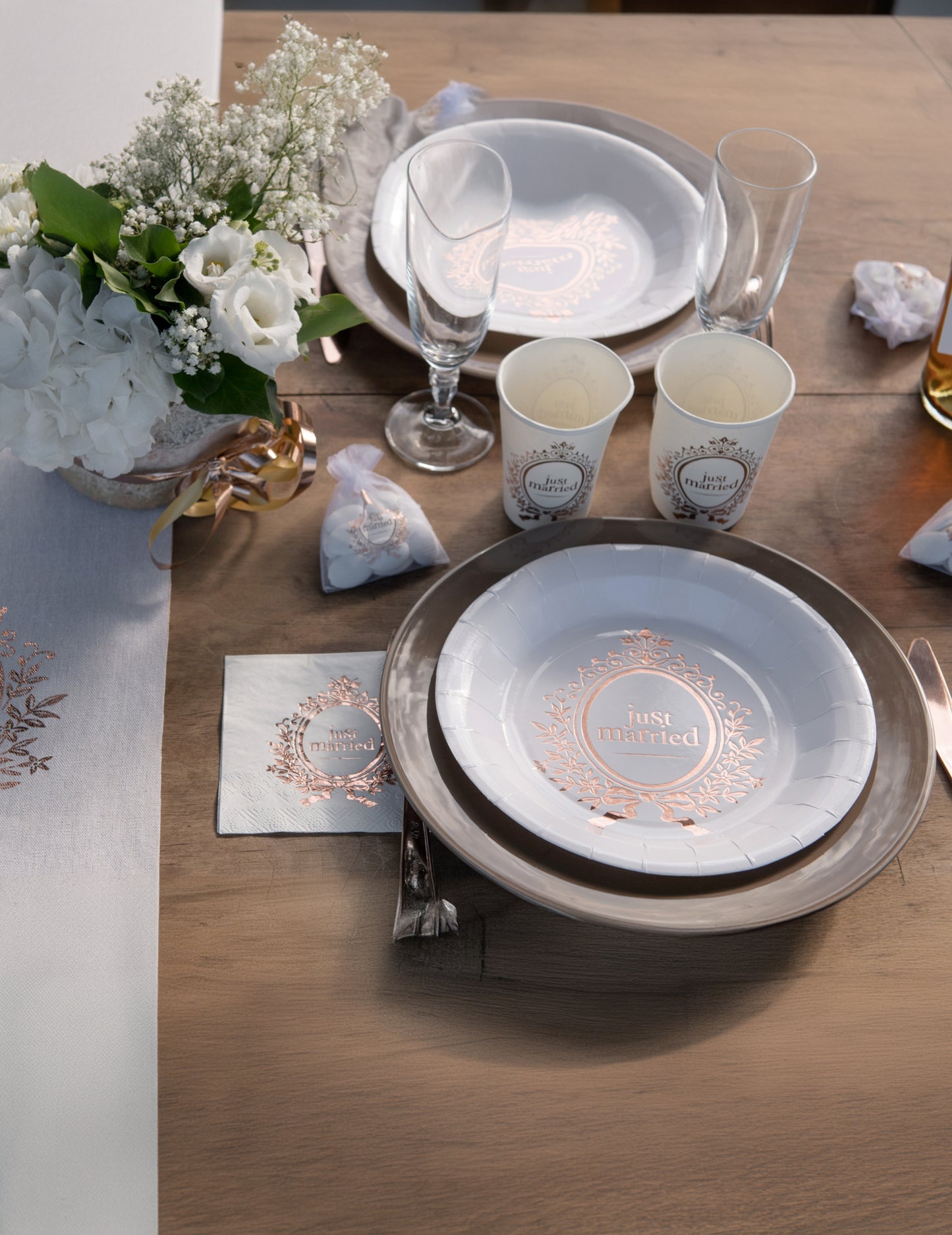 Vue de la décoration de table des petites serviettes Just Married pour mariage chic