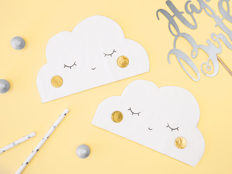 Mise en scène des serviettes en papier nuage pour fête avec accessoires de décoration