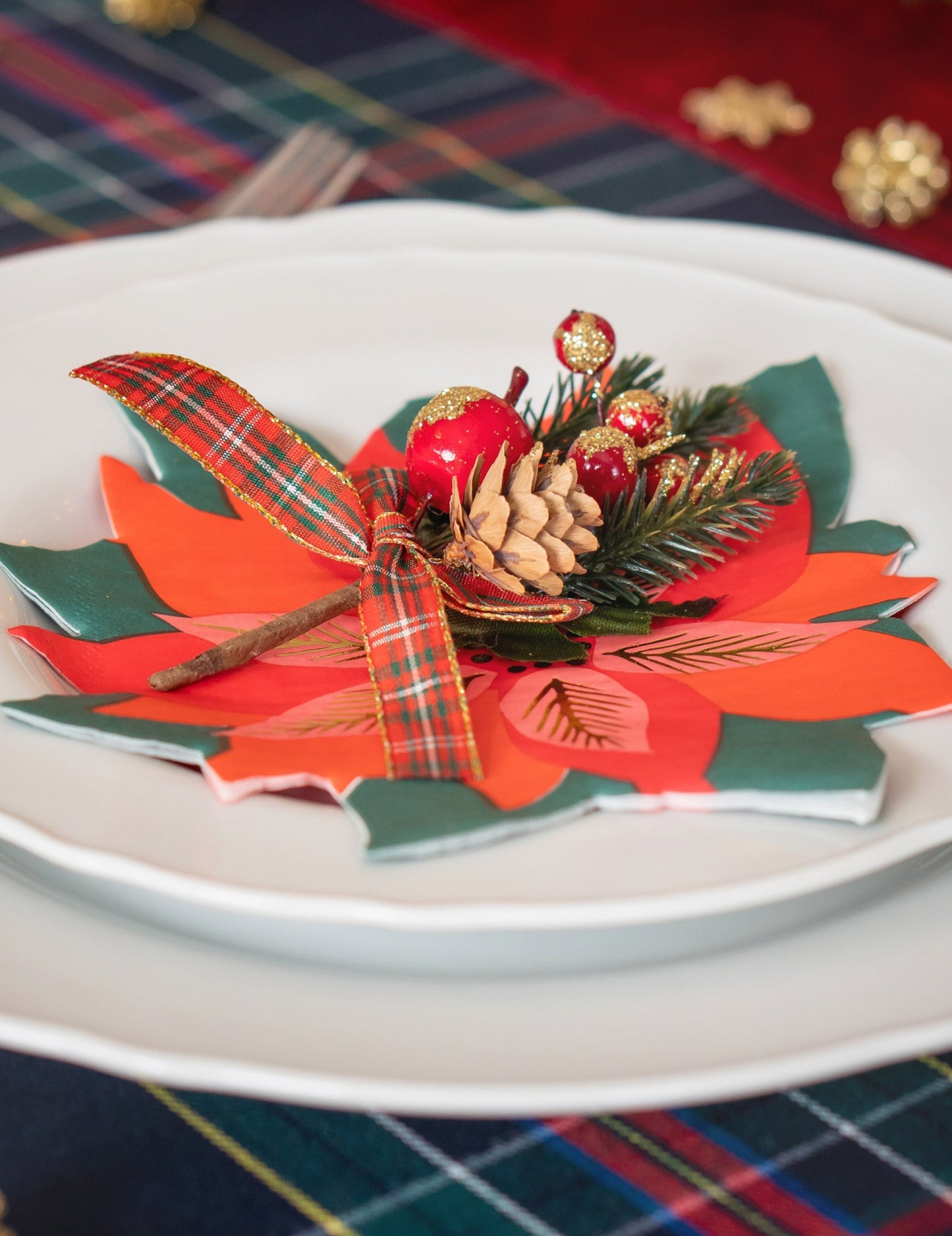 Détail de la décoration de table de la serviette en papier fleur de Noël poinsettia
