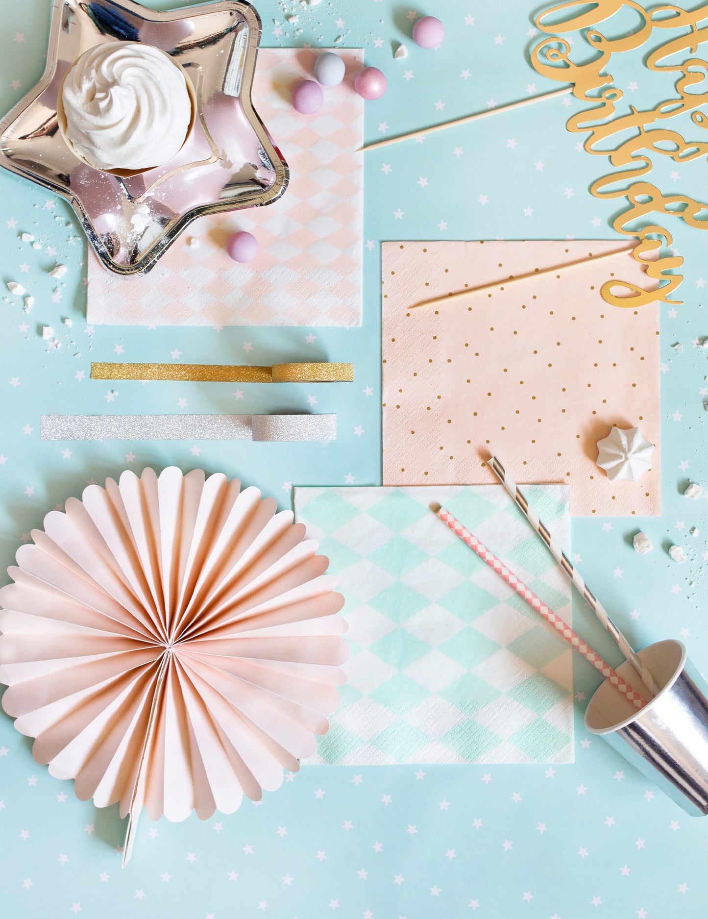 20 bledo roza papirnate brisače z zlatimi polkami 33 x 33 cm