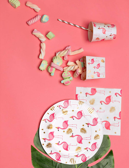 Mise en scène festive avec vaisselle assortie des serviettes en papier Flamant Tropic
