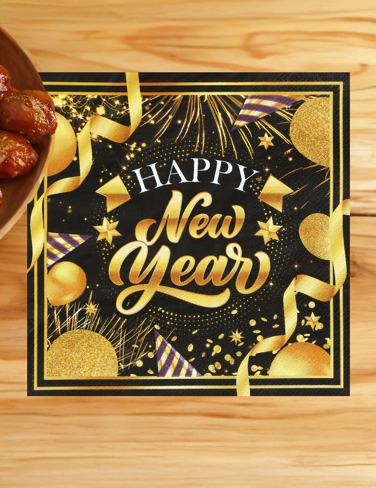 Mise en situation sur une table des serviettes en papier Happy new year