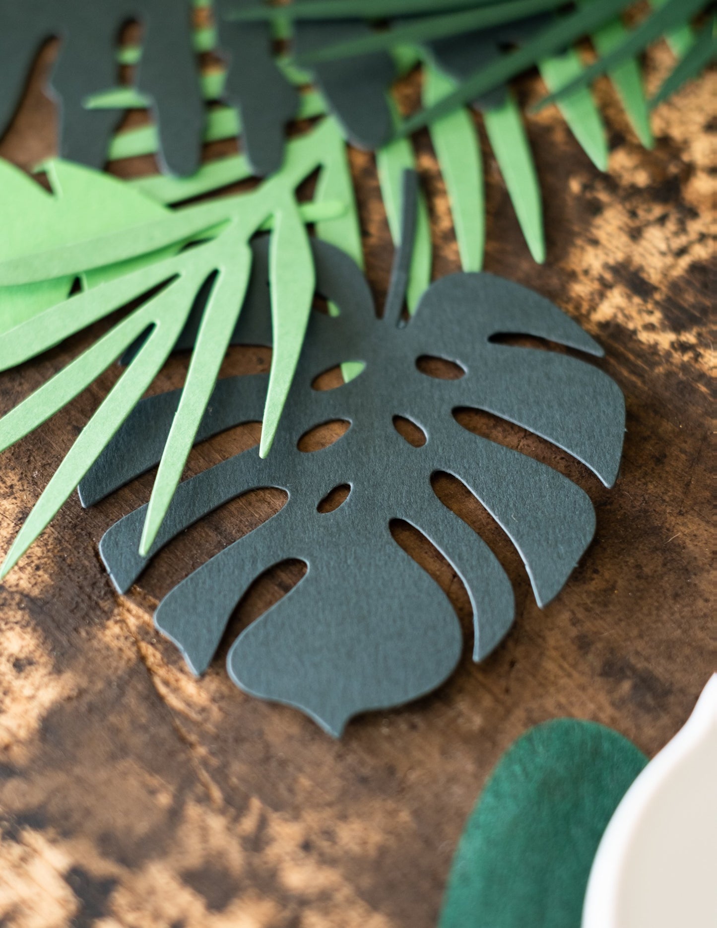 21 tropskih listov v papirju na Havajih 40 cm