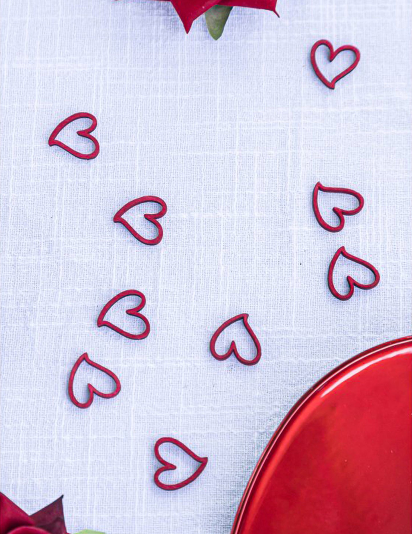 24 lesenih konfetov v obliki rdečega srca 2 cm