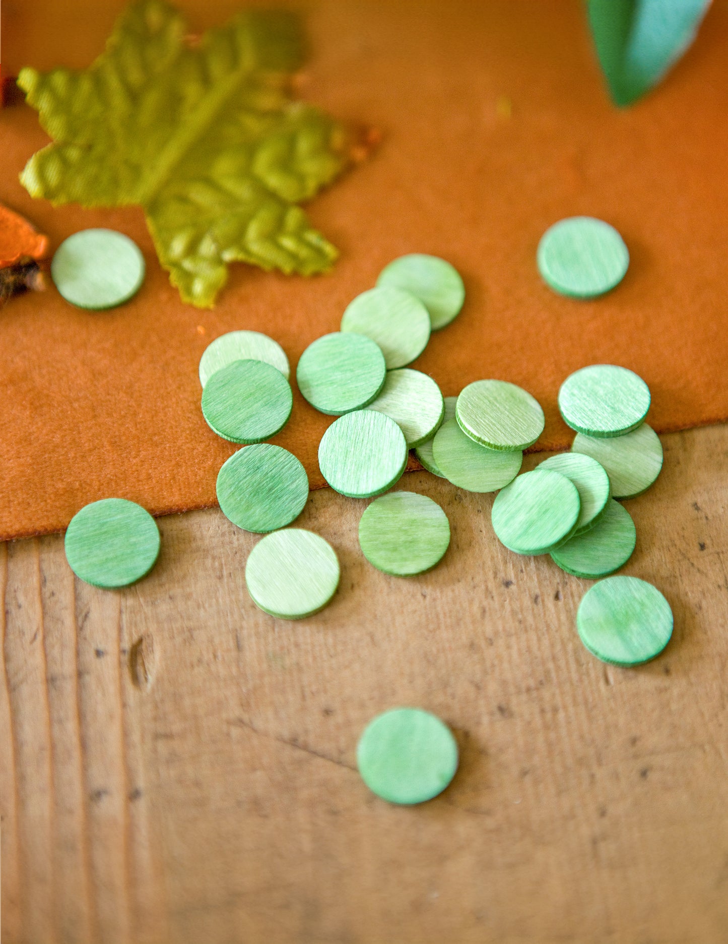 24 majhnih konfetov zelene okrogle mize 1,2 cm