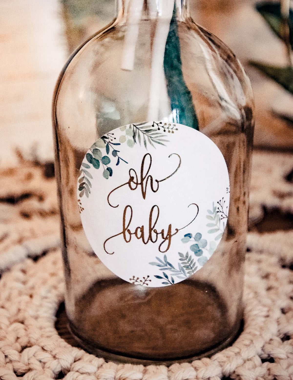 Mise en situation sur une bouteille des stickers ronds Oh Baby végétal