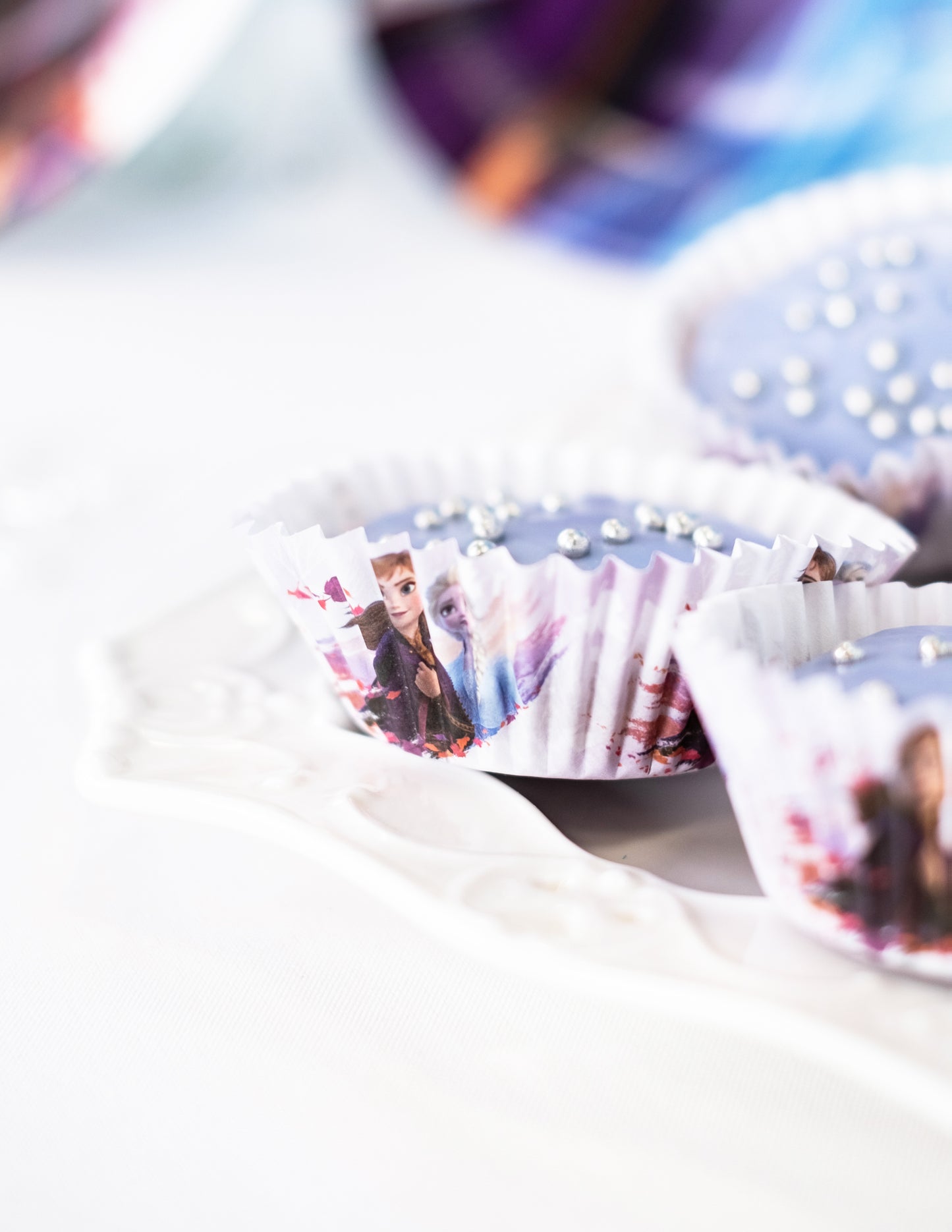 Vue de profil des caissettes à cupcake en papier La Reine des Neiges