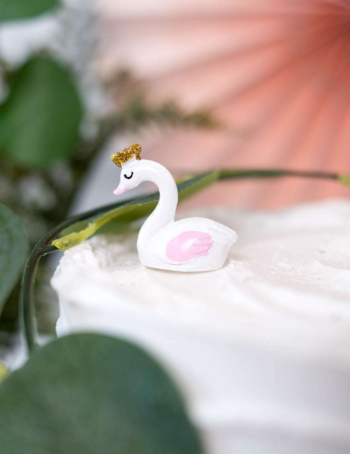 Postavitev na torti figurice iz smole laboda za baby shower