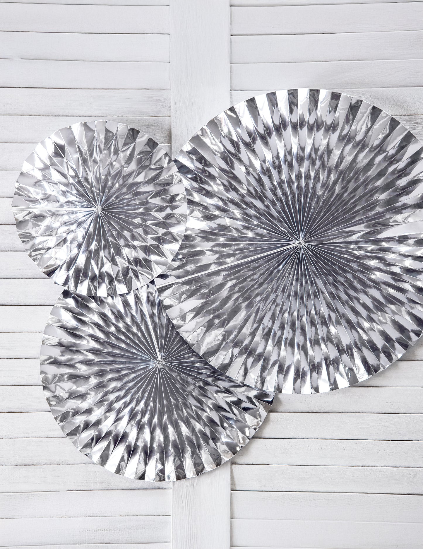 3 srebrne papirnate rozete, velikosti 40, 32 in 23 cm obesiti