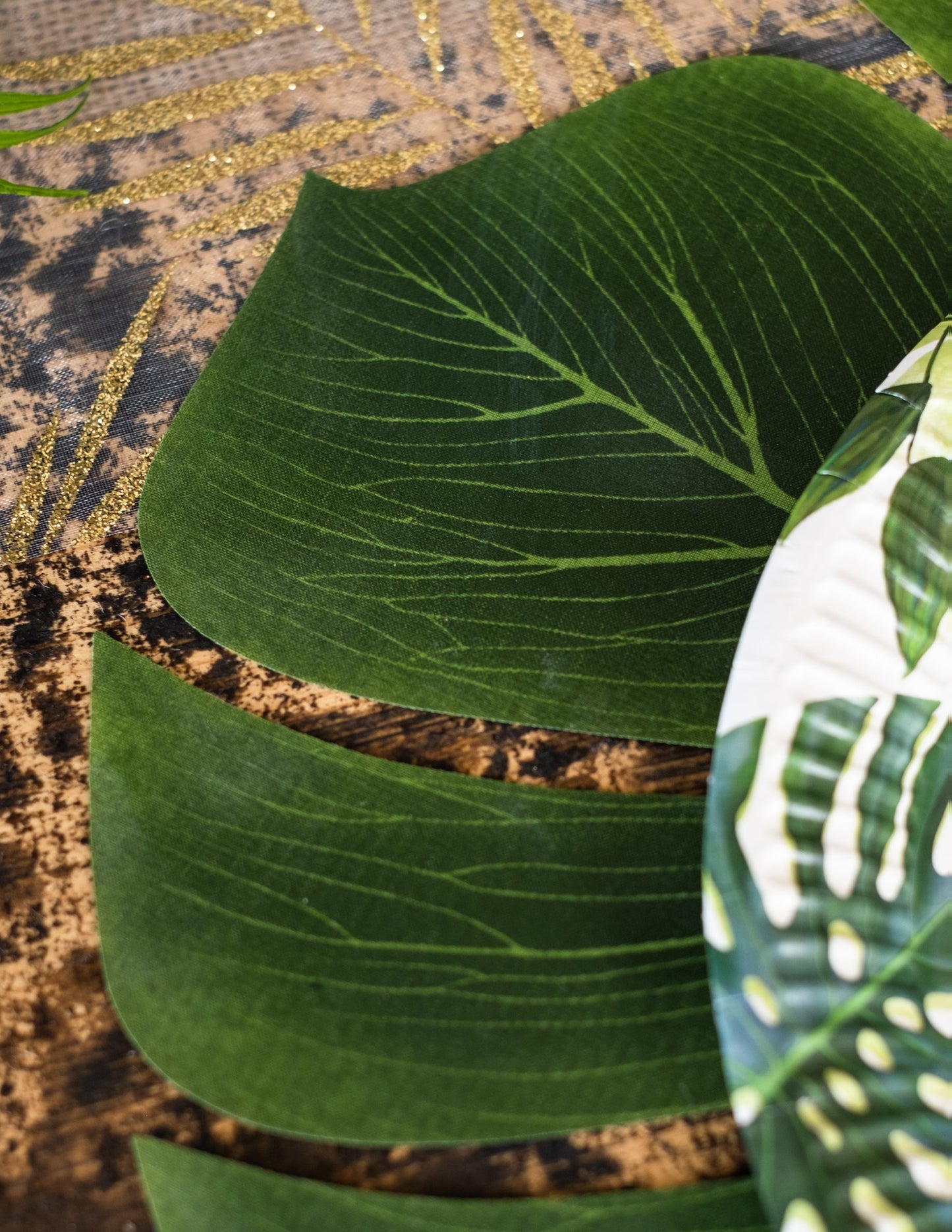 4 liste pošasti v zeleni plastiki 34 x 29 cm