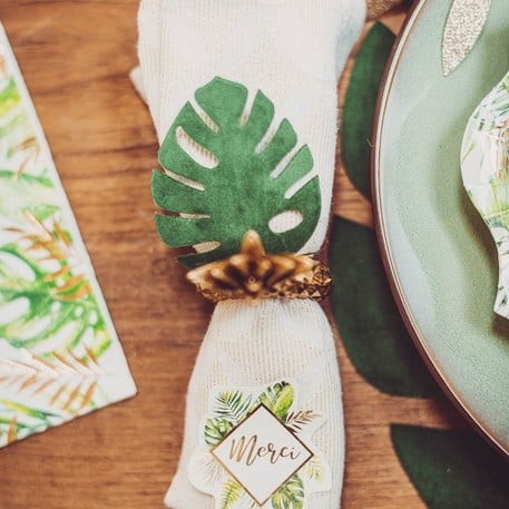 Mise en situation sur un rond de serviette des feuilles tropicales pour décoration