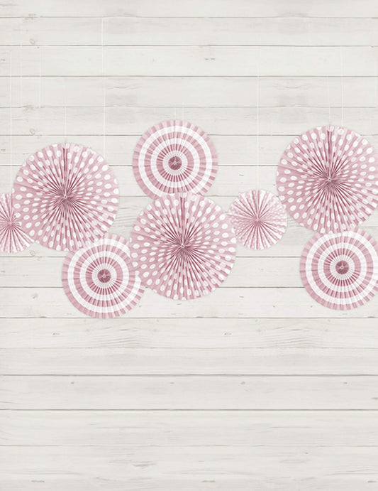 Mise en situation des rosaces en papier à pois et rayures rose clair