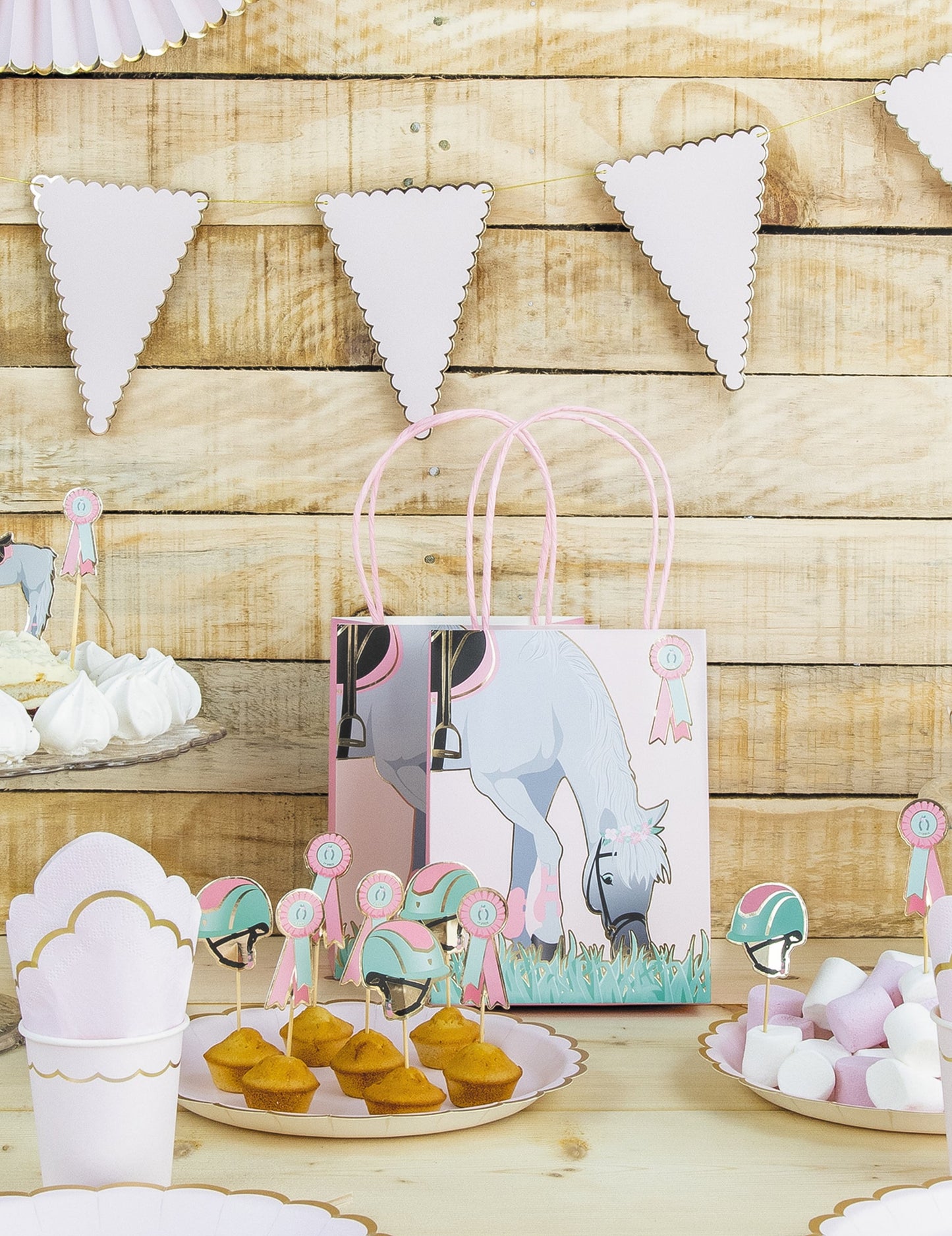 Mise en scène avec cupcakes et décoration de table du sac cadeau en papier cheval