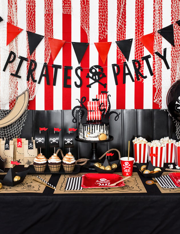 Mise en scène de la table de fête du cake toppers pirate pour fête