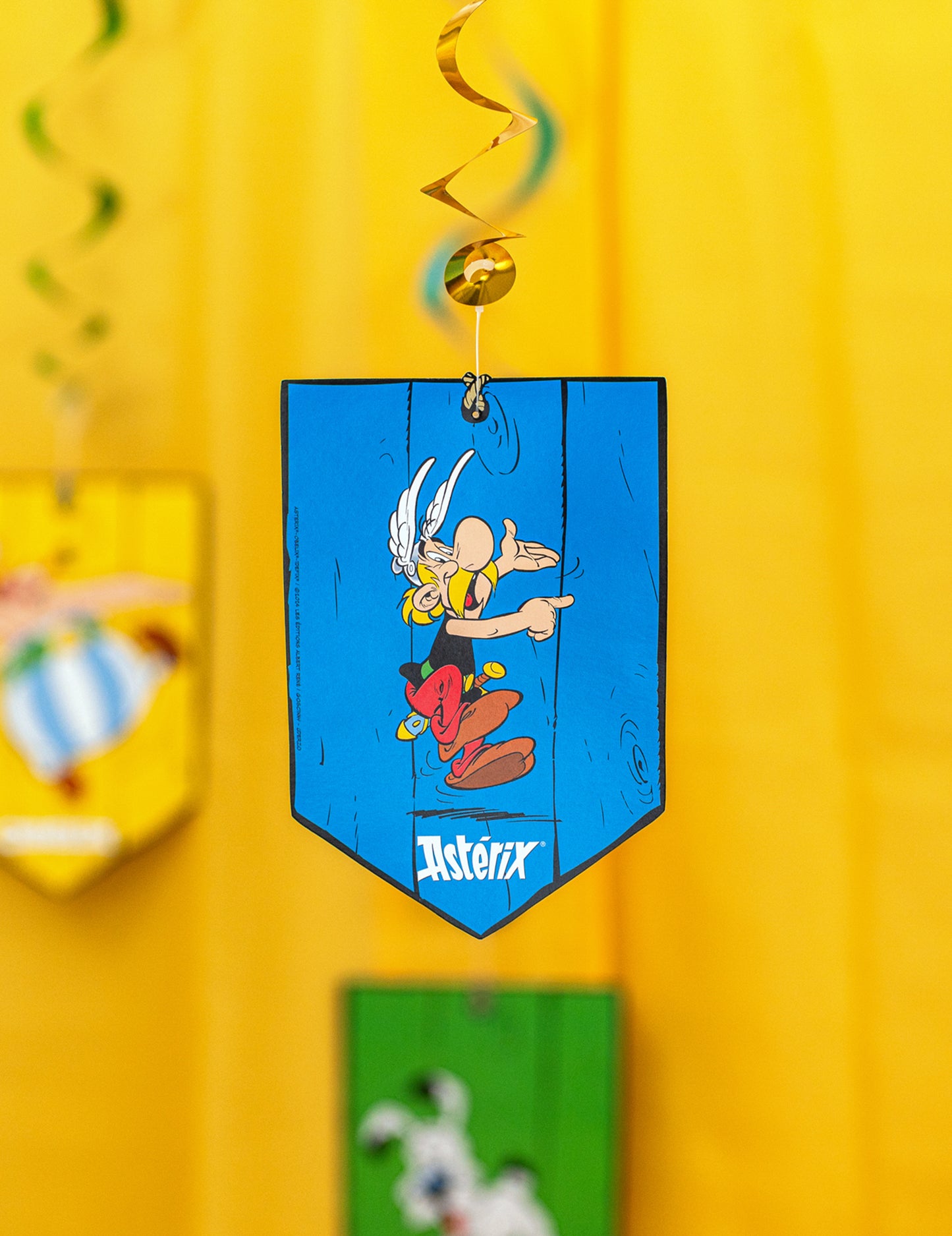 Détail du médaillon bleu illustrant Astérix des suspensions spirales Astérix