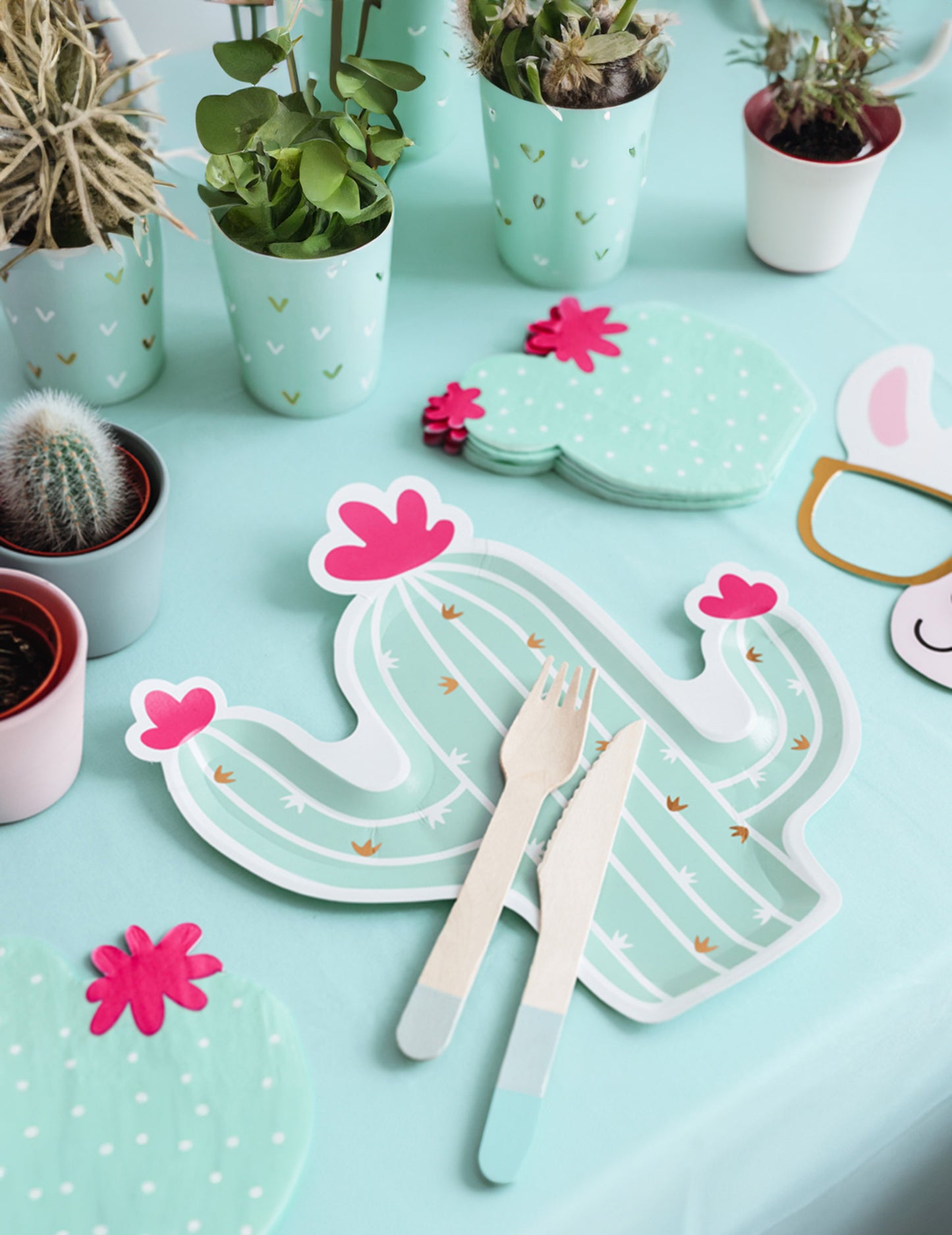 6 kartonskih krožnikov v obliki kaktusa v barvi mete, fuksije in zlata, 23 x 24 cm